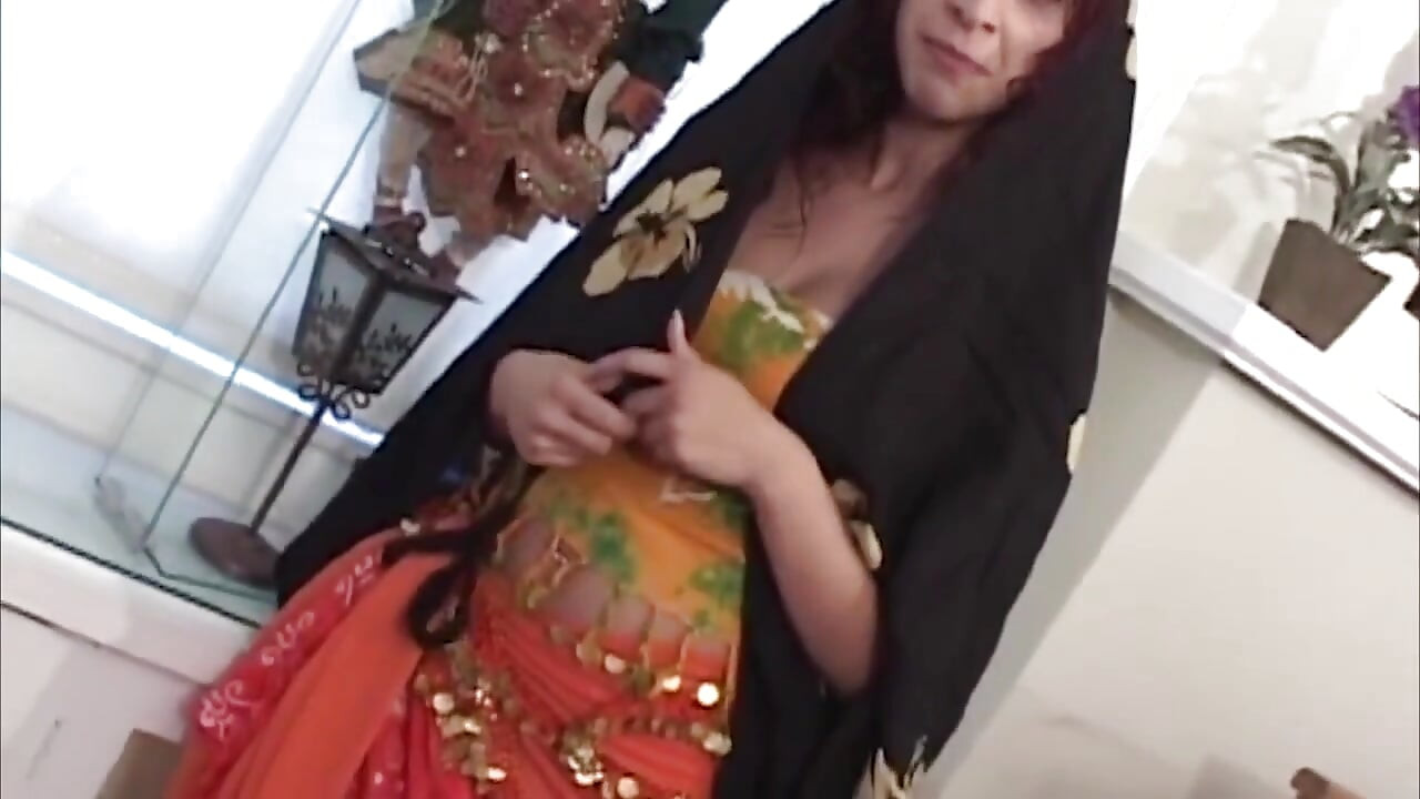 Die lockige MILf nimmt dicken schwanz tief anal