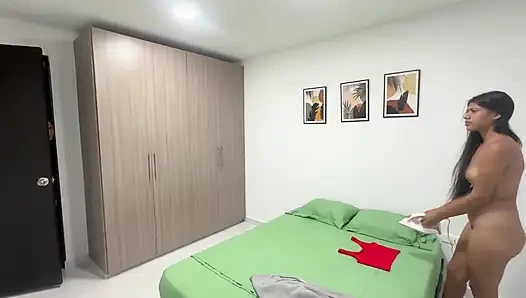 Латиноамериканец с огромным членом проникает в киску латиноамериканской девушки, пока не кончает внутри неё.