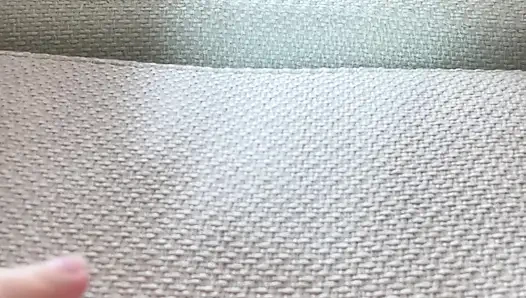 Sie beginnt, in der nähe des spiegels zu spielen und hört nicht auf, bis sie orgasmus hat