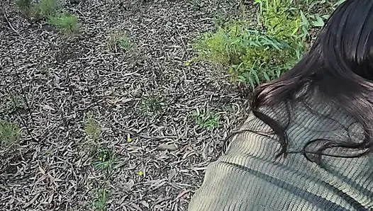 Tante girang amatir ngentot dan nyepong di hutan di sebelah jalan untuk dilihat semua