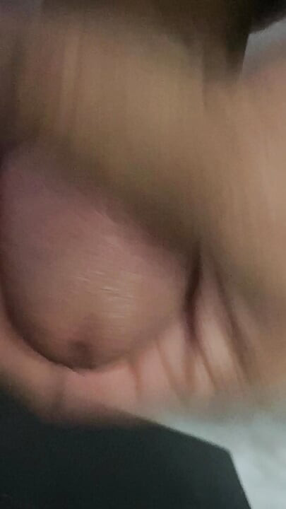 In the bathroom, there was a cock that was getting an erection, only knowing how to endure it, not having to do it