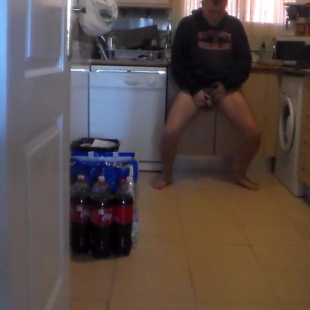 John在厨房地板上撒尿