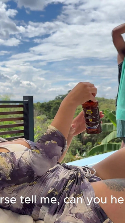 Kocaman göğüslü bir Latin esmer, havuzdan büyük siyah bir penisle olan adamla sevişmekten kendini alamıyor.