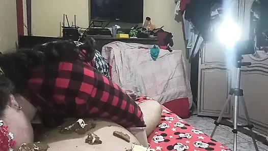 I play extreme with food with my husband: I lick cake and swallow his milk.