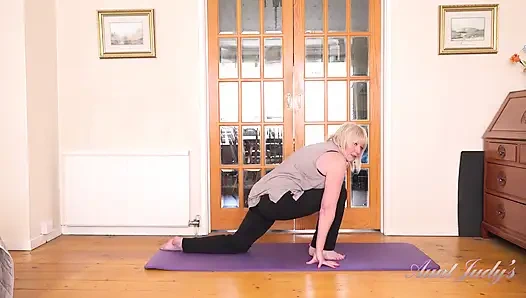Tantejudys - Vollbusige Reife MILF Frau Amy - Freches Yoga-training