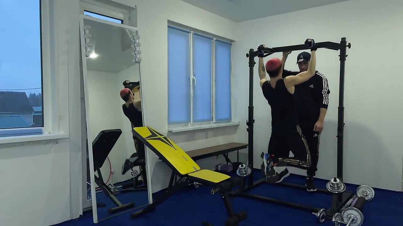 Koç öğrenci için heyecanlandı ve onu spor salonunda sikti