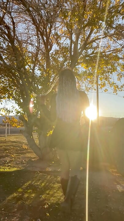 Une fille gothique sexy prend un pipi sexy