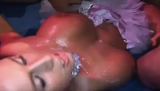 Wanita dewasa rambut cokelat di-gangbang sama kontol besar sampai dicrot di mana-mana