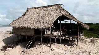 En una isla, dos parejas pervertidas follan en una casa de playa amateur