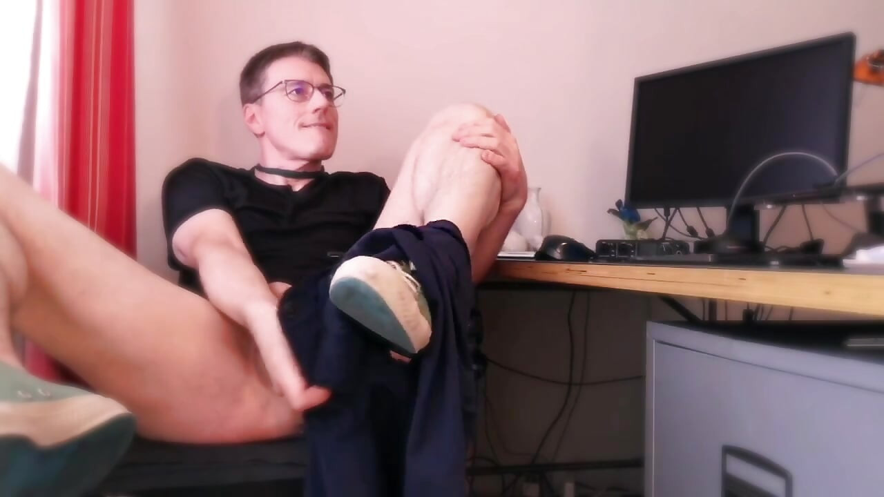 Horny wanking session in the office on webcam