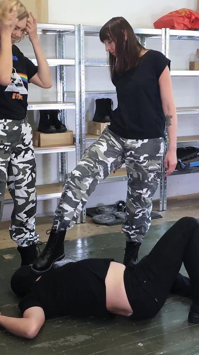 Fetelor militare le place să-și umilească sclavul cu șoseta