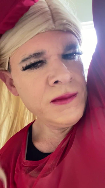 Çoraplı topuklu etekli amatör travesti kocasını odasına baştan çıkarıyor sakso çekiyor ama kocası orta yaşlı seksi kadın hakkında konuşmaya devam ediyor | Klip 3