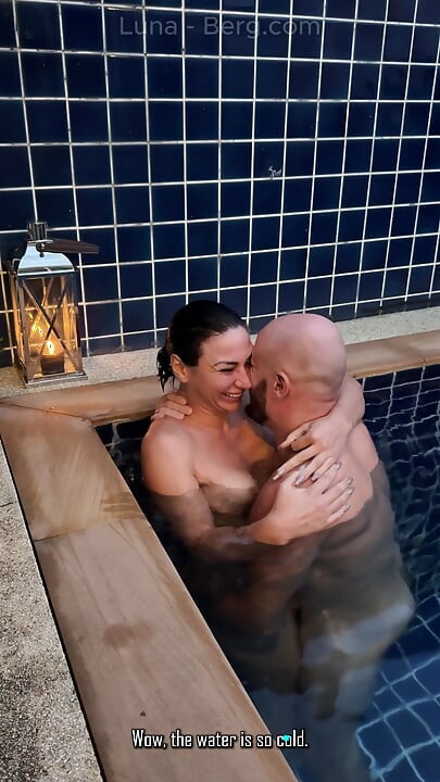 Den U Bazénu: Prsatá Manželka Se Baví Se Svým Milencem. Velká Prsa, Slunce a Velký Penis