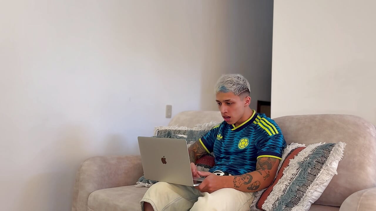 Pronalazim porno video svoje maćehe i na kraju je jebemo jako da ne bi rekla ništa