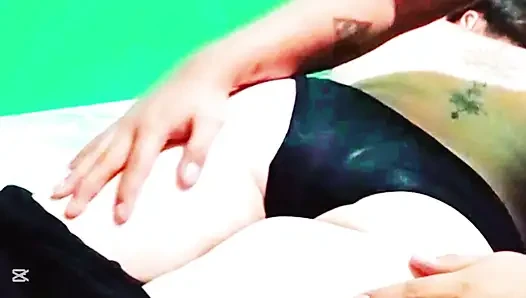 Mein dicker arsch bittet mich, ihr eine massage auf ihren schönen großen weißen arsch zu geben