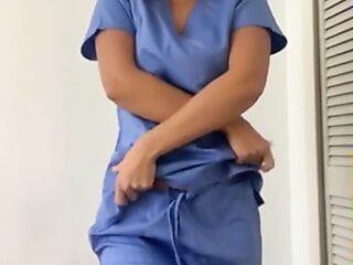 Blond pielęgniarka pokazuje ciało