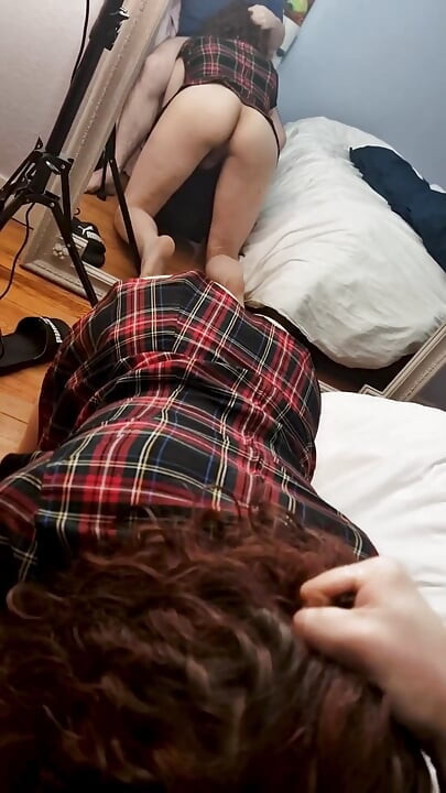 Ублажает Melody, сосет и трахает ее, пока они не кончают вместе