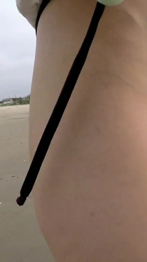 Berjalan di pantai dengan bikini mikro, memek berbulu | Klip 1
