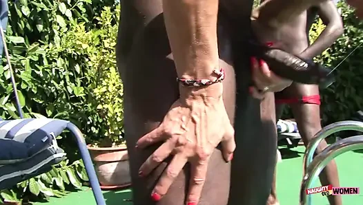 Vier erstaunliche MILFs küssen und lecken sich gegenseitig, bevor sie ein paar harte schwänze reiten