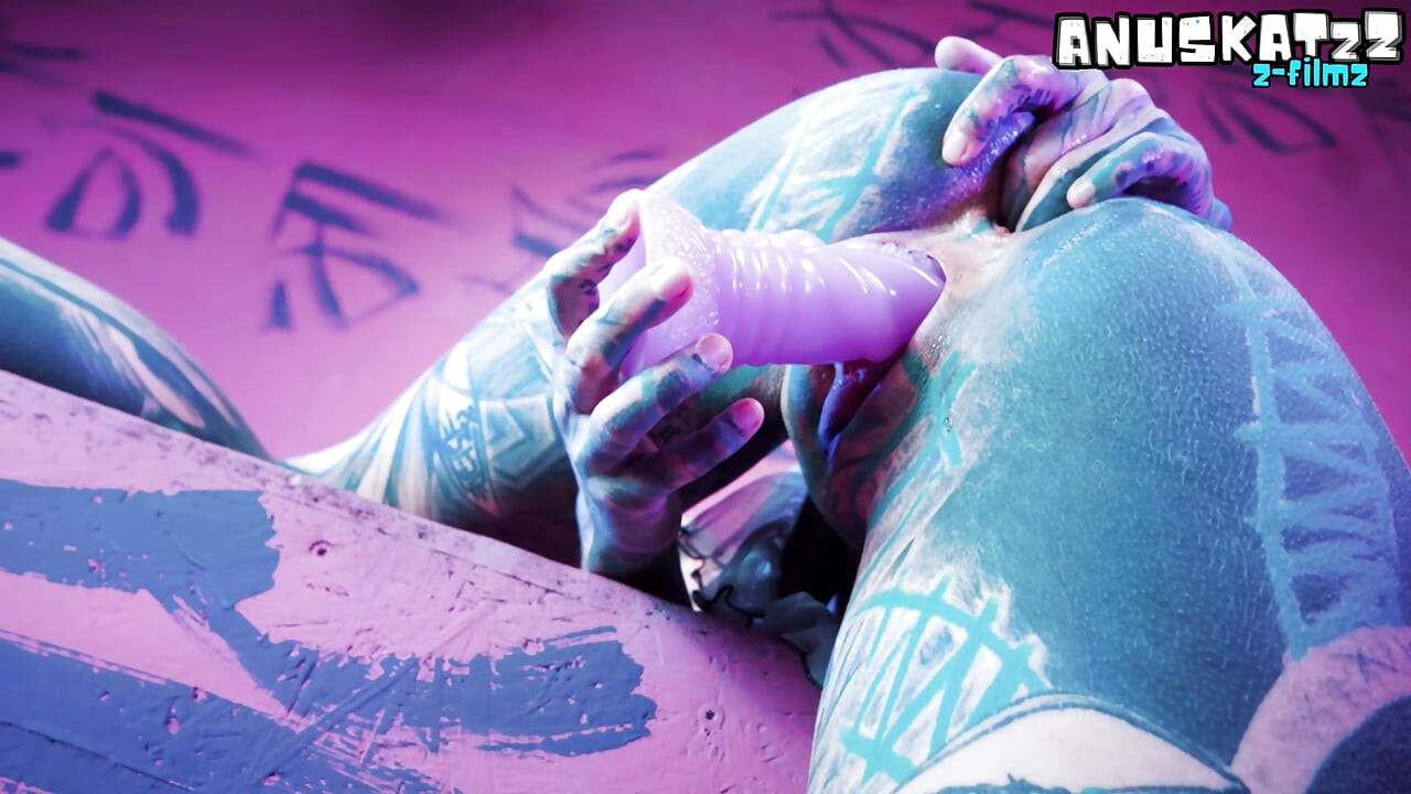 PORNSTAR XĂM ĐẦU DREADHEAD BỊ ĐỤ ĐÍT SAU KHI THỦ DÂM BẰNG DILDO