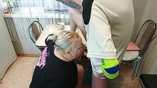 Öğleden sonra, komşumu mutfakta ağzından sikiyorum ve boşalıyorum