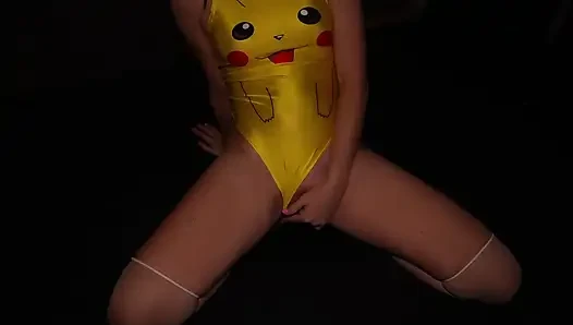 Pikachu kız amına mastürbasyon yapıyor