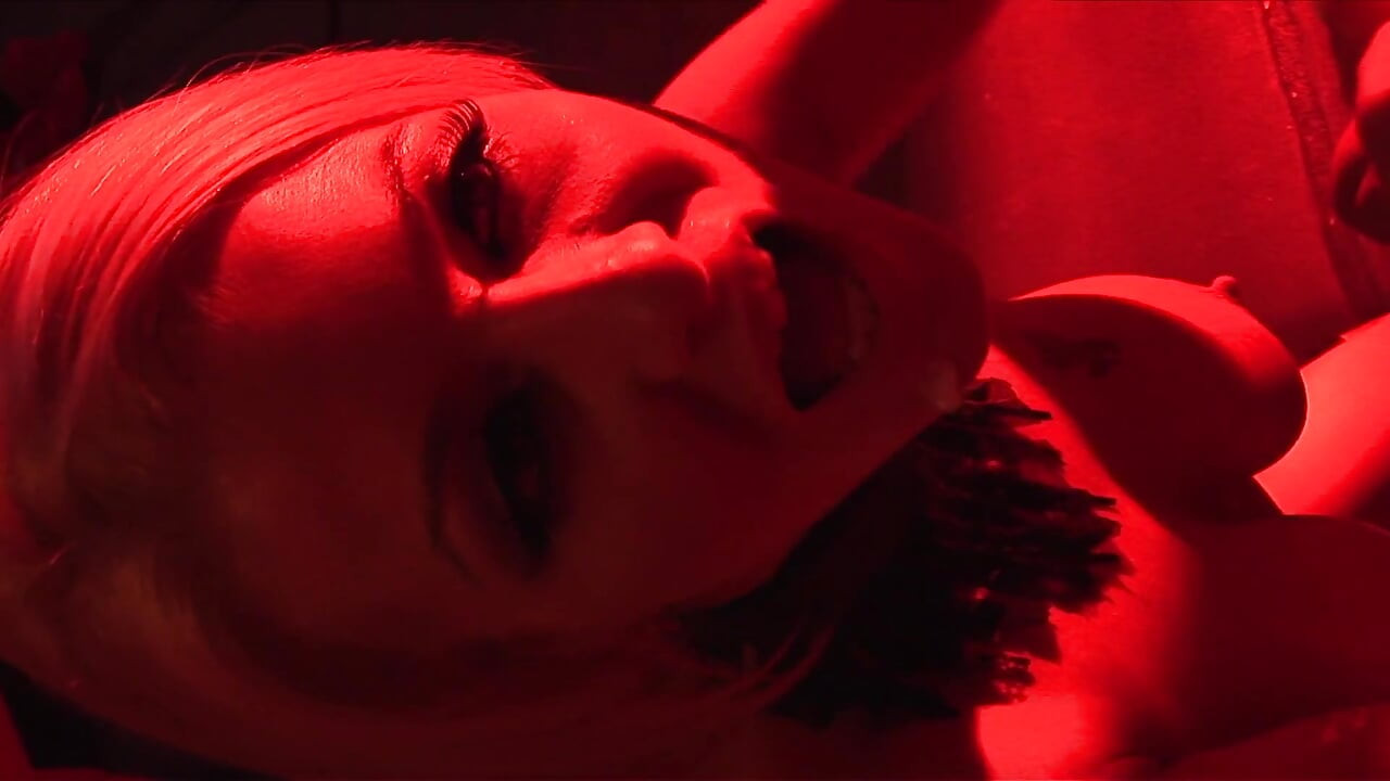 Une jolie fille à gros nichons se fait baiser sauvagement avant une éjaculation faciale