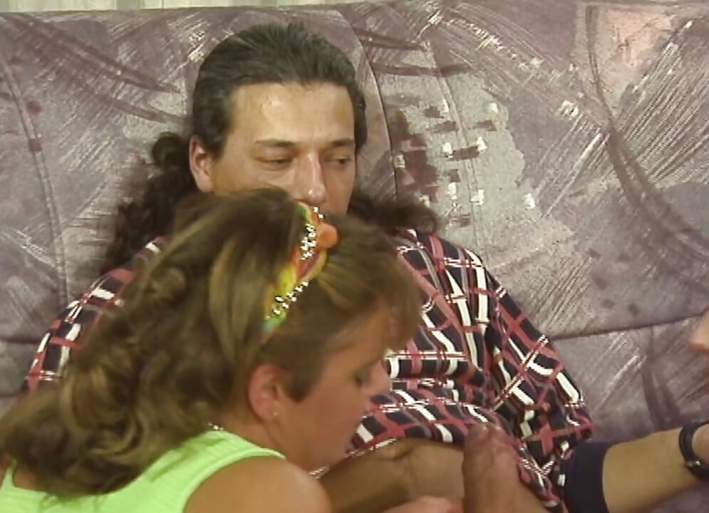 Soberbas cadelas alemãs recebendo bundas perfuradas em orgia quente