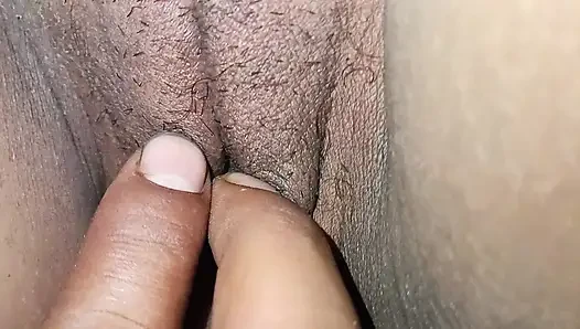 Bhartiya bhabi ki chut ko sehlaya chut ka pani piya