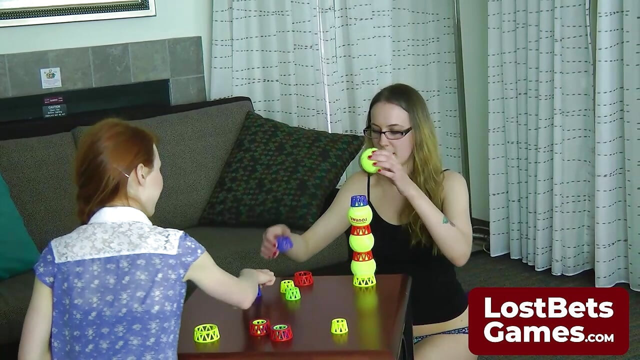 Kaksi lesboa intiimissä Strip Ball Stacks -haasteessa