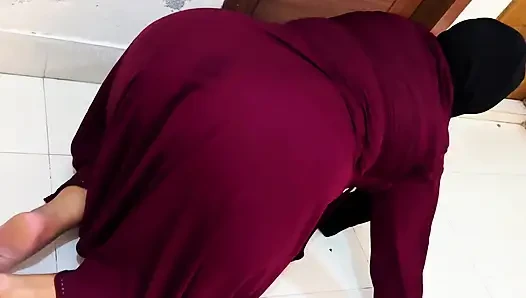 Pembantu arab dengan pantat bahenol dan toket besar ini terjebak di bawah ranjang bosnya sendiri dan minta dientot pantatnya sekarang juga sama bosnya sendiri