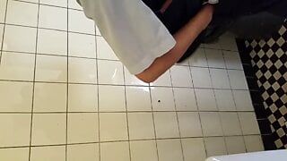 トイレでハンサムなアジアのおじいちゃん