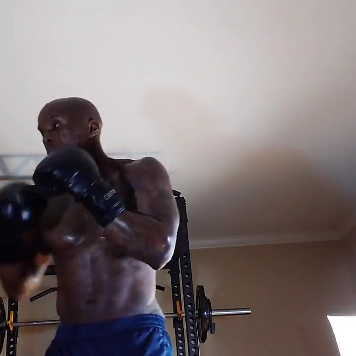 Treino de boxe as variáveis agudas para treinamento incluem repetições, conjuntos, intensidade de treinamento, tempo de repetição, intervalo de descanso