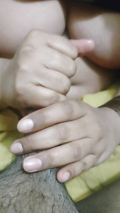 Młoda desi pakistańska żona domu duże cycki dla mężczyzn pomagają ręczna robota