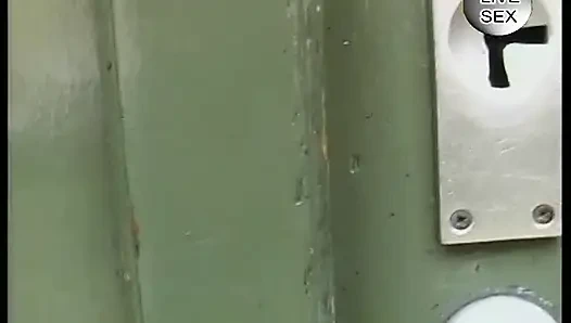 Sarışın olgun sürtük amını parmaklıyor ve mumlarla sikiyor