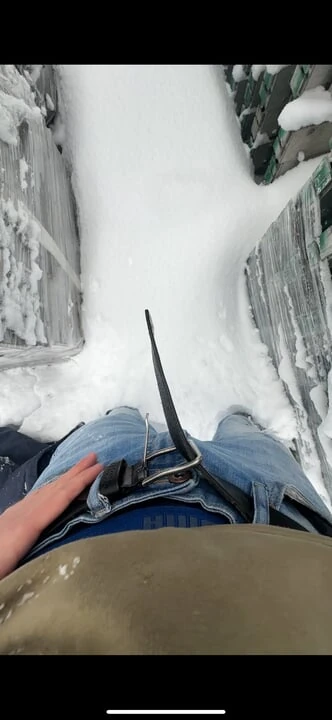 Twink在刚被白雪覆盖的乡村中自慰