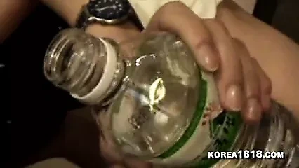 淫荡的韩国KTV女孩吮吸鸡巴并做爱