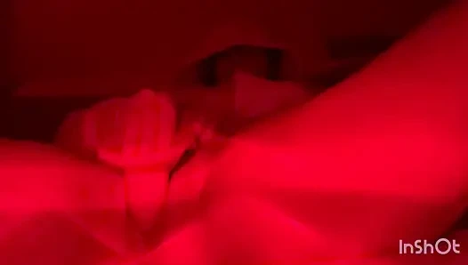 Adik tiri menyiapkan vaginanya.