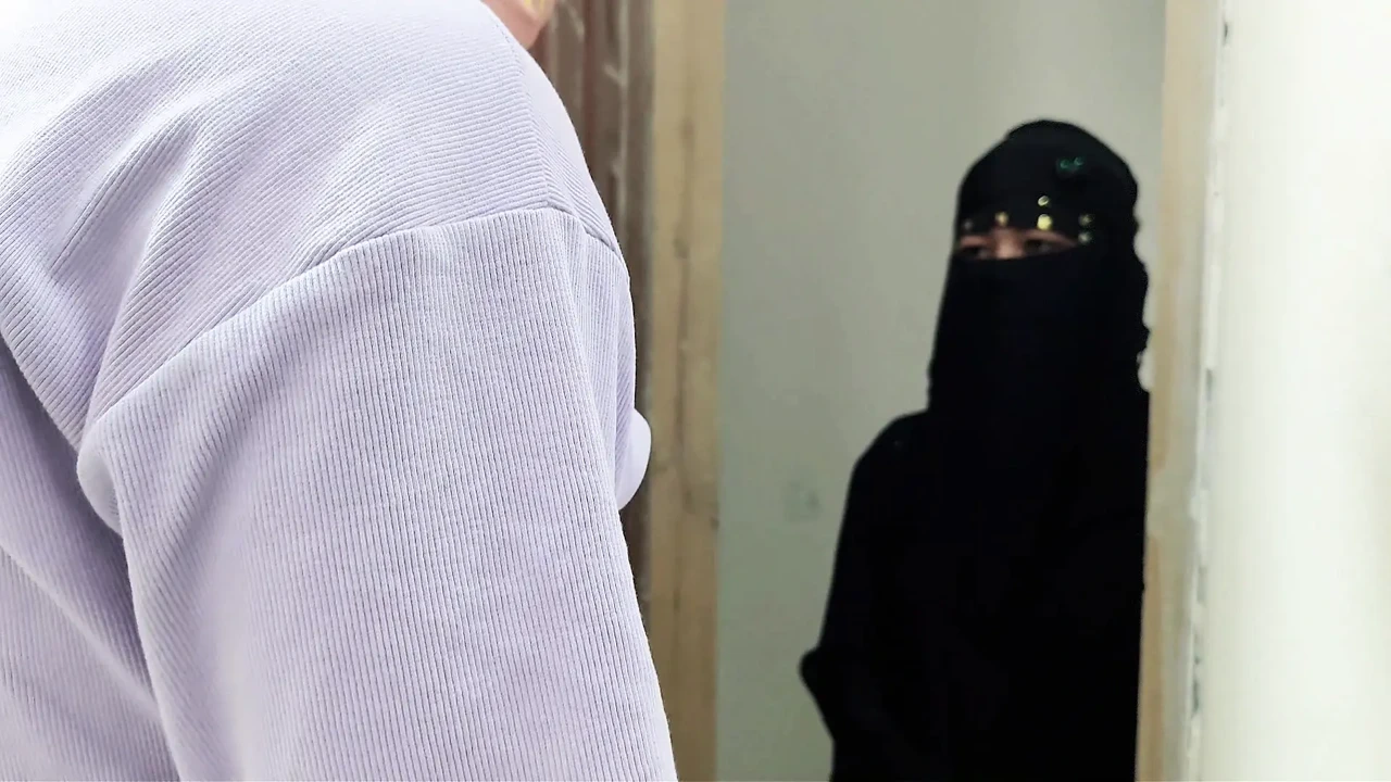 Fuck sexy begger Desi aunty juicy pussy when no one at home