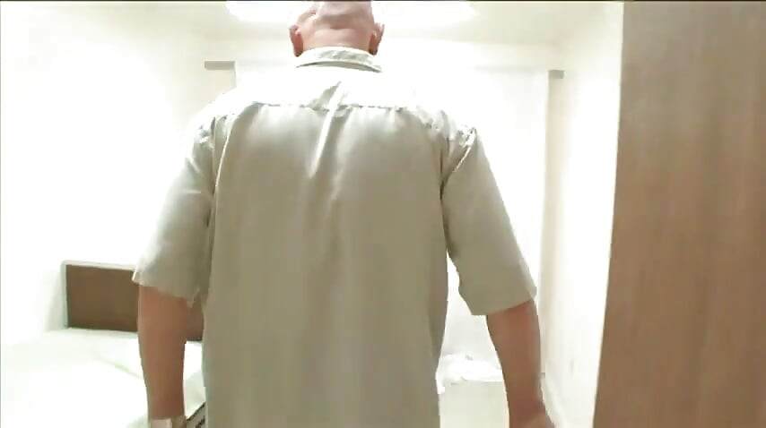 Therapeut kleedt vrouwen uit voor voetfetisj-plezier in zijn kantoor