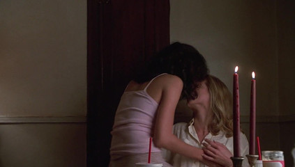 Angelina Jolie en Elizabeth Mitchell - `` Gia &#39;&#39; 05