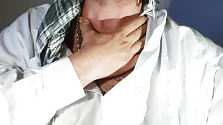 Dirtyjunkbro ντυμένος με αφγανικά ρούχα, κάλτσες κάλυψης κατουράει και κατουράει ποτό