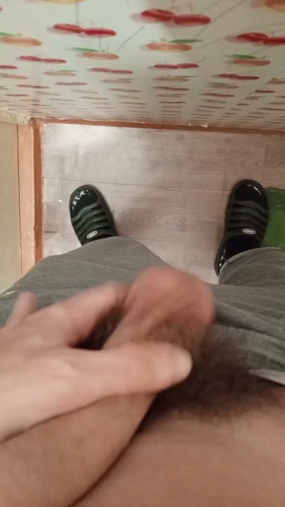 En ung kille visar upp sin stora, håriga kuk