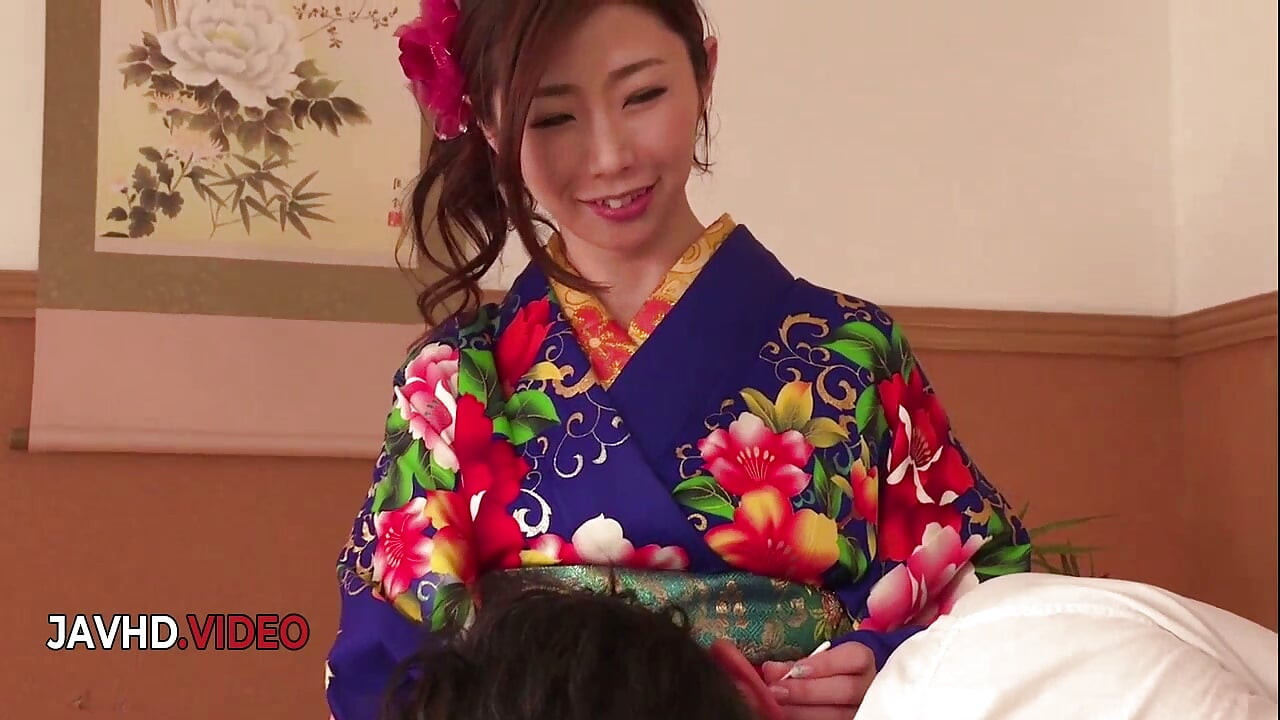 Ayumi Shinoda hace una increíble mamada kimono antes de un show de sexo hardcore