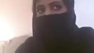 Une Arabe exhibe ses seins