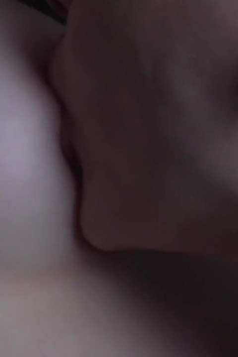 Chupando o mamilo da meia-irmã extremamente sensual