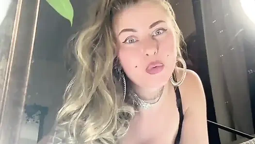 Tek başına seks makinesini ilk kez deniyor