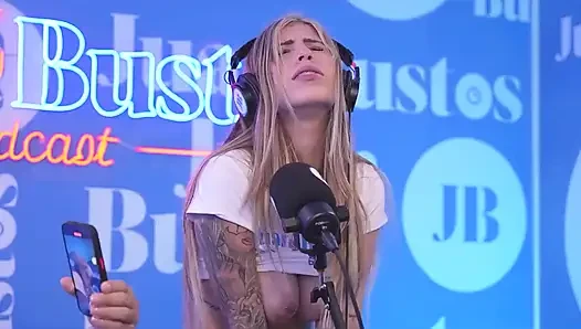 Lebih enak dari mainan seksnya! Mollysmith muncrat di seluruh mesin sybian di podcast Juan Bustos