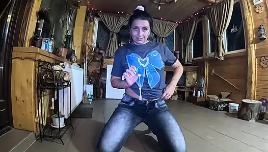 Tante seksi ini nyepong kontol sampai tenggorokan dan toketnya dientot habis-habisan sampai dicrot di dalam