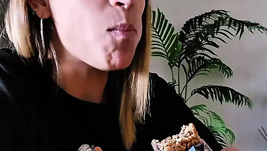 Wir Haben Mit Meinem Mitbewohner Einen Snack Gegessen, Nachdem Wir Pornovideos Gedreht Hatten!